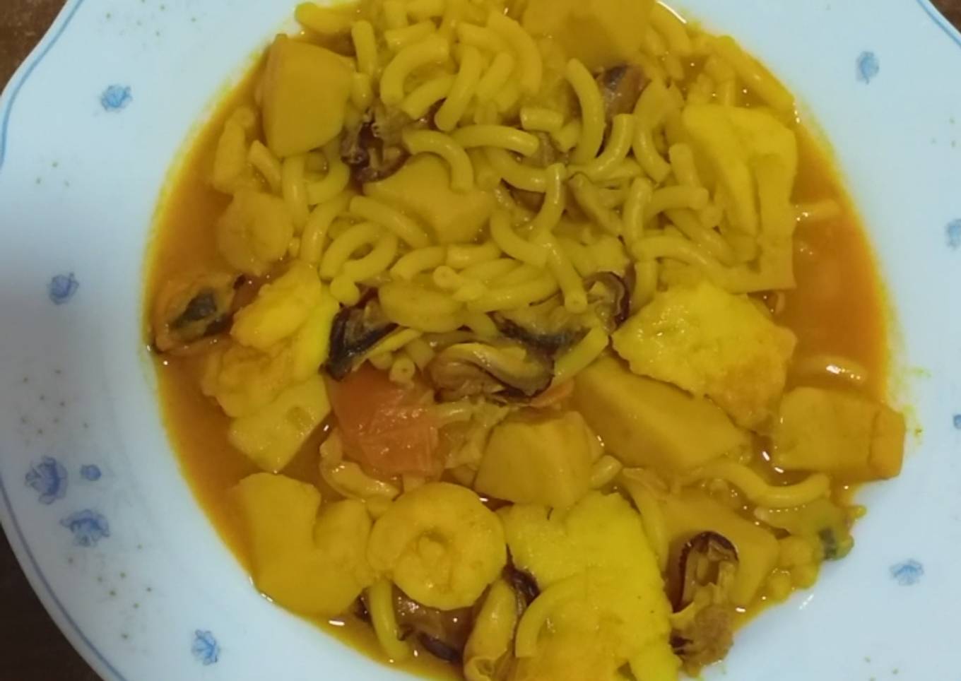 Cazuela de merluza y marisco con fideuá
