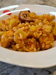 Una foto de Arroz con pulpo y langostinos