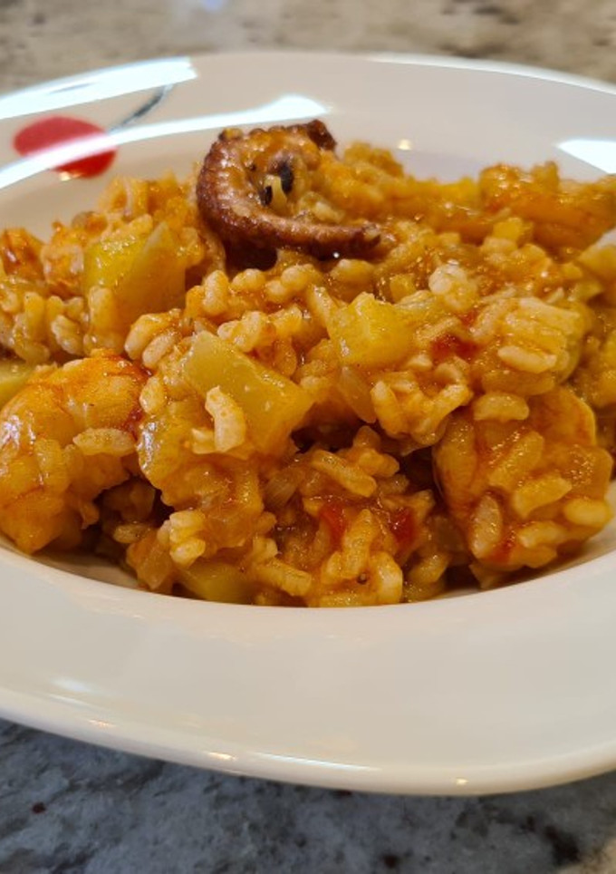 Una foto de Arroz con pulpo y langostinos