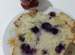 Una foto de Budín vegano de limón y arándanos