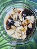 Gris de orez cu banane, nuci de Brazilia și dulceață de vișine