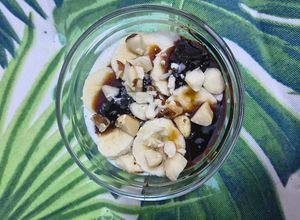 O poză a rețetei Gris de orez cu banane, nuci de Brazilia și dulceață de vișine.
