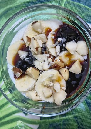 O poză a rețetei Gris de orez cu banane, nuci de Brazilia și dulceață de vișine.