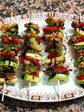Brochetas bocaditos braseados y verduras vegano