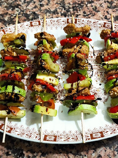 Una foto de Brochetas bocaditos braseados y verduras vegano