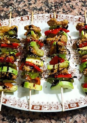 Una foto de Brochetas bocaditos braseados y verduras vegano