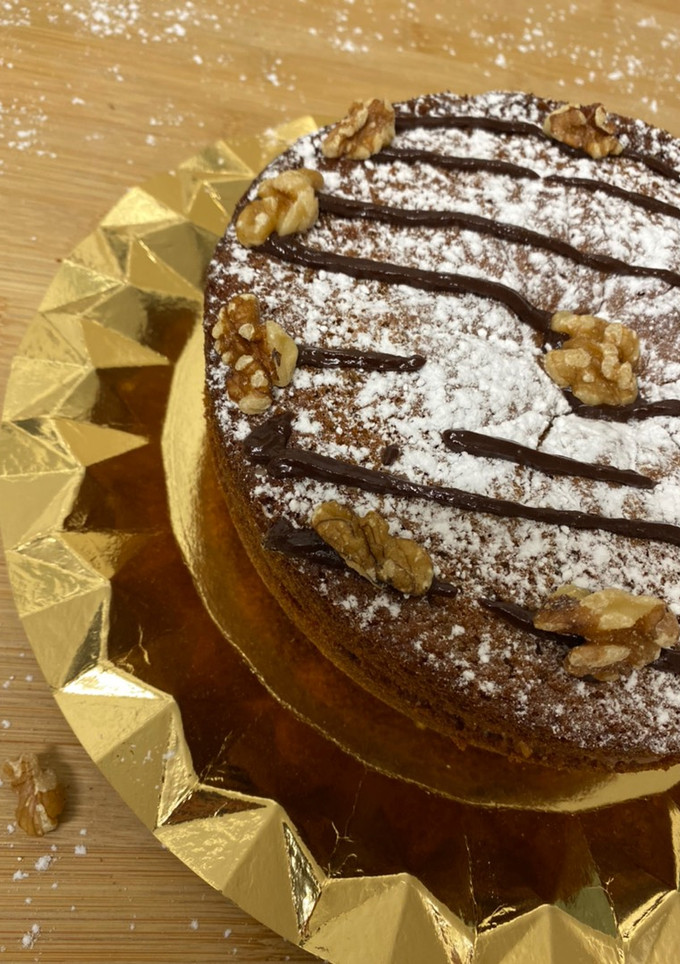 Una foto de Bizcocho de mandarina, nueces y chocolate