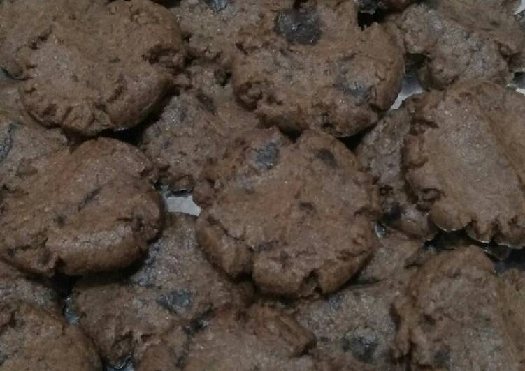 Langkah Mudah untuk Menyiapkan Chocolate chip cookies yang Enak Banget