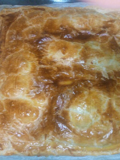 Una foto de Solomillo en costra de hojaldre y manzana caramelizada