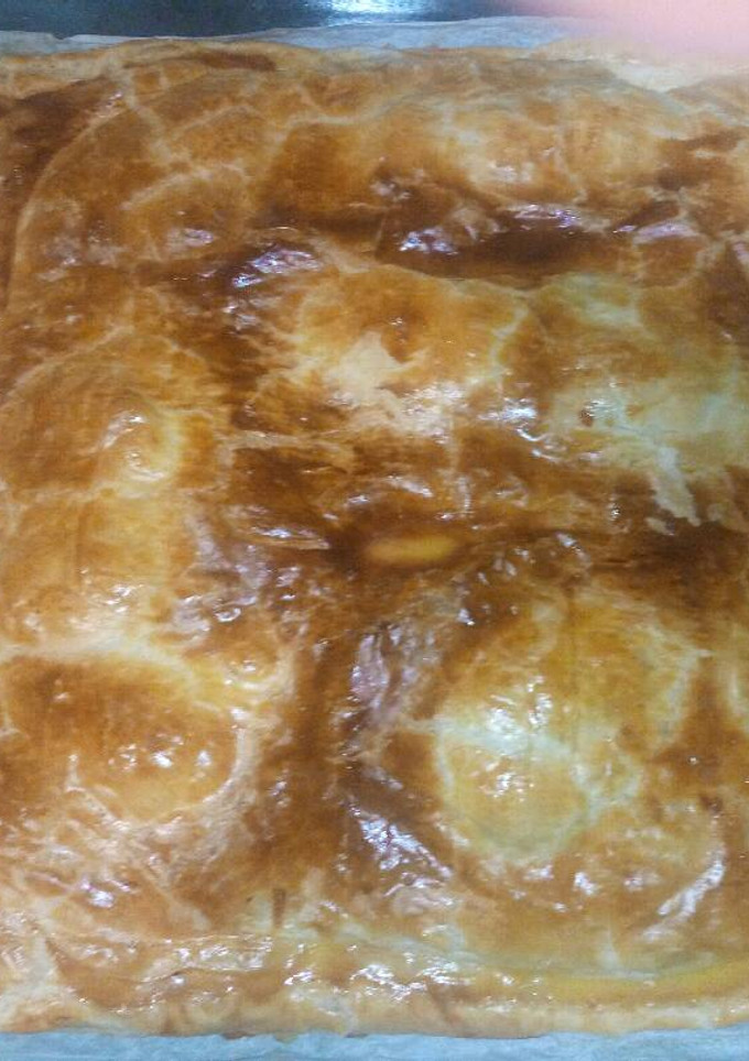 Una foto de Solomillo en costra de hojaldre y manzana caramelizada