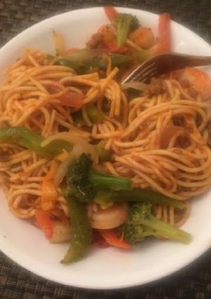 A picture of Spaghetti with green pepper and carrots.