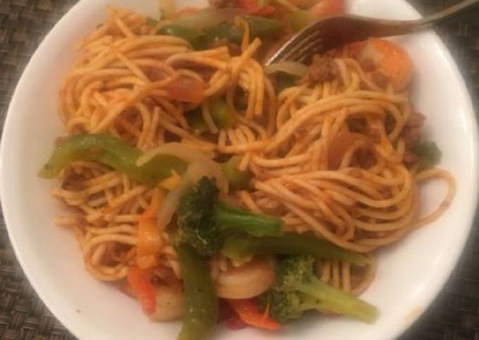 Spaghetti with green pepper and carrots
