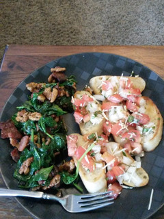 A picture of Spinach and bacon salad with bruschetta.