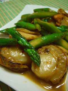 A picture of Scallops and Asparagus Stir-fried in Lemon, Butter and Soy Sauce.