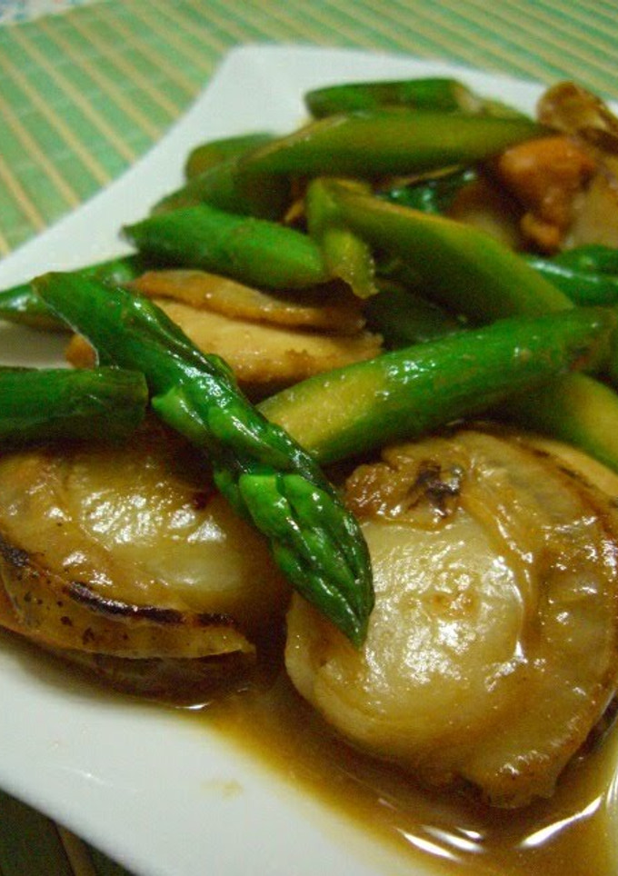 A picture of Scallops and Asparagus Stir-fried in Lemon, Butter and Soy Sauce.