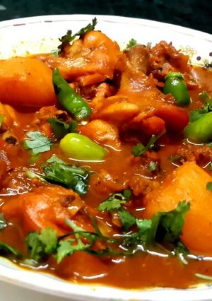 A picture of Chicken in tomato gravy.