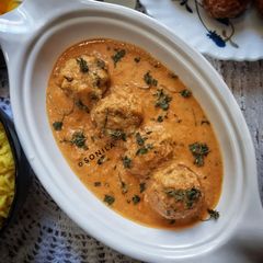 A picture of Cabbage paneer shahi kofta curry.