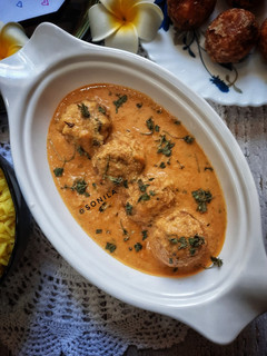 A picture of Cabbage paneer shahi kofta curry.