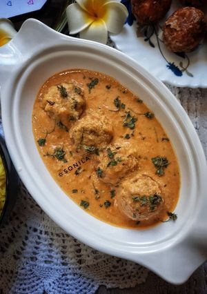 A picture of Cabbage paneer shahi kofta curry.