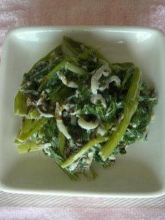 A picture of Spinach and Shirasu Tossed with Mayonnaise Ginger Sauce.
