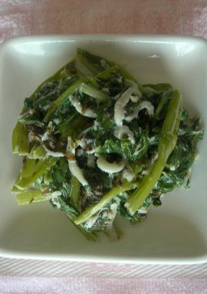 A picture of Spinach and Shirasu Tossed with Mayonnaise Ginger Sauce.