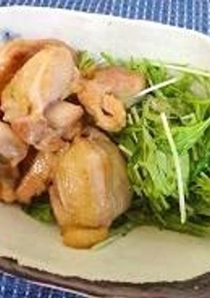 A picture of Sukiyaki-Style Stewed Mizuna Greens and Chicken.