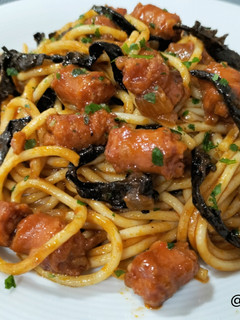 Una foto de Spaghetti con chistorra y trompeta negra