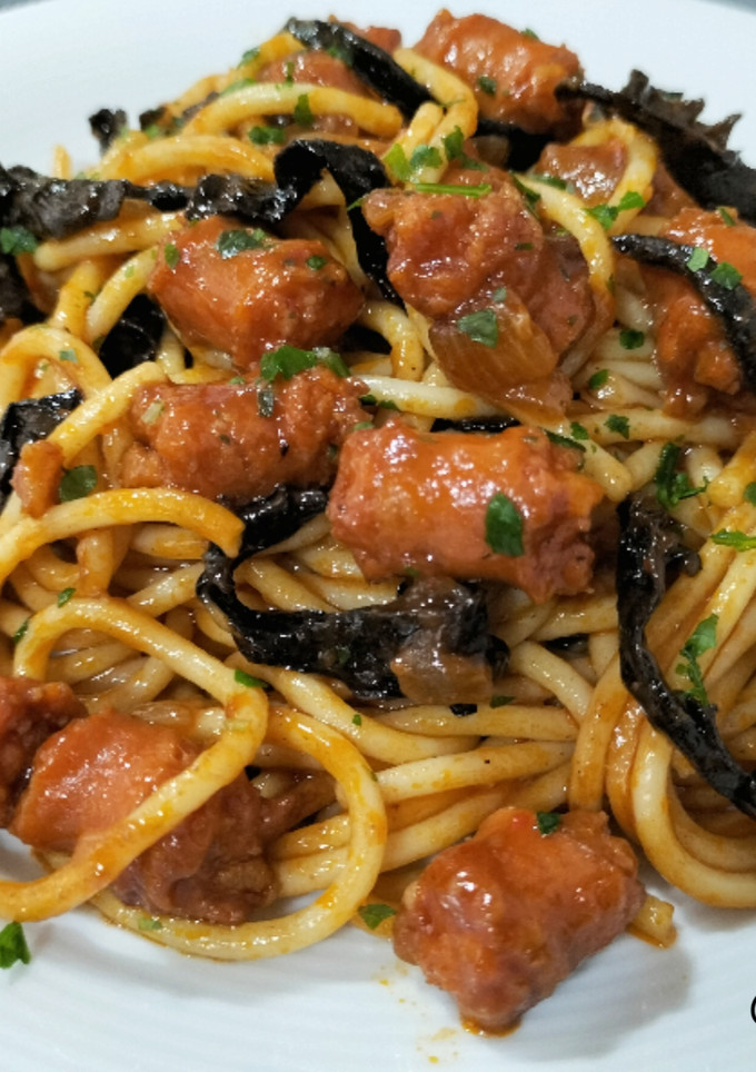 Una foto de Spaghetti con chistorra y trompeta negra