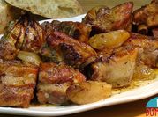 Una foto de costillas de cerdo con cerveza