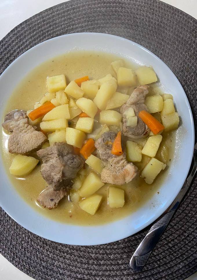 Тушкована картопля з ребрами