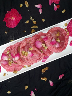 வால்நட்ஸ் ரோஸ் கச்சோரி (Walnut rose kachori recipe in tamil) செய்முறை முக்கிய புகைப்படம்