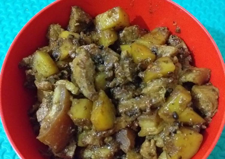 Semur daging babi dan kentang sederhana