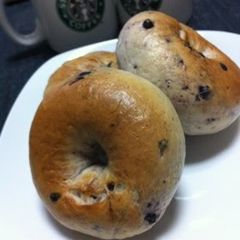 A picture of Crunchy Yummy Blueberry Bagels.