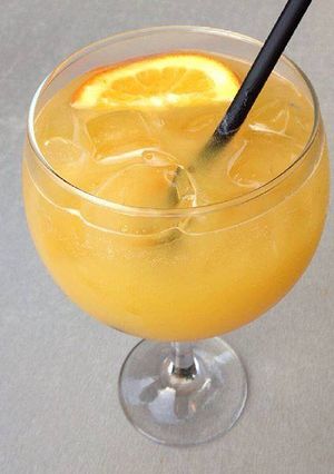 Una foto de Jugo de naranja y maracuyá