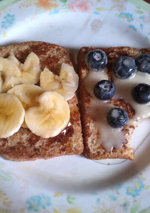 Una foto de 🍞Tostadas francesas☕ para desayunar 🍌🍯(mordidas)🫐🍋