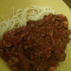 A picture of Spaghetti Bolognaisse from scratch 673 cals if following or equivalent used.