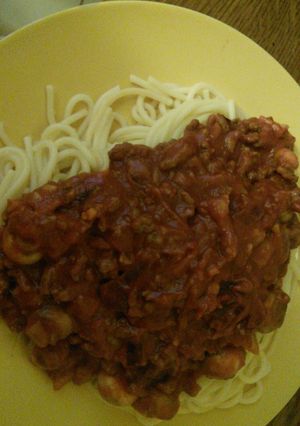 A picture of Spaghetti Bolognaisse from scratch 673 cals if following or equivalent used.