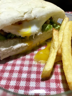 Una foto de Sándwich 🥪 de milanesa completo (a mi manera)