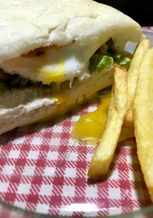 Una foto de Sándwich 🥪 de milanesa completo (a mi manera)