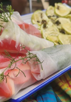 Une photo de 🌞 Rouleaux d'été fleuris au 3 sauces