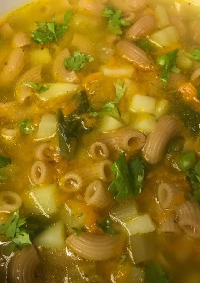 Una foto de Sopa de pasta colombiana