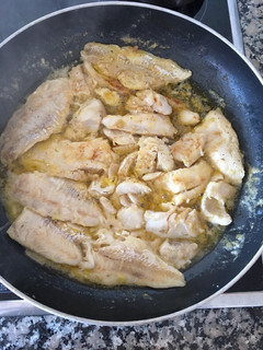 Una foto de Merluza a la mantequilla !