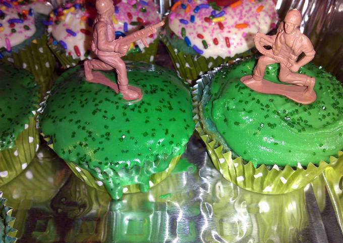 Army men cupcakes