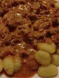 Ñoquis con salsa rosa y carne picada
