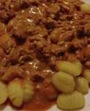 Ñoquis con salsa rosa y carne picada
