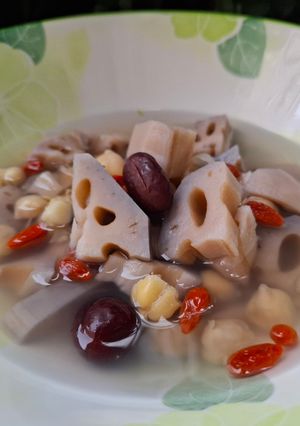 電鍋料理-蓮藕紅棗雪蓮湯 的食譜成品照片