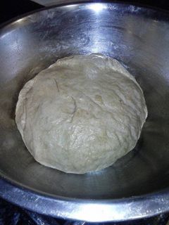 Una foto de Masa de pan casero con harina de espelta integral y masa madre
