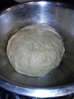 Una foto de Masa de pan casero con harina de espelta integral y masa madre