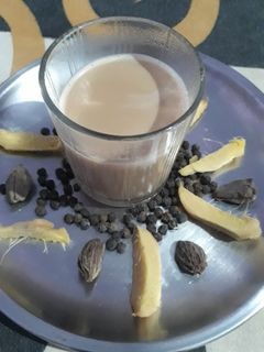 अदरक चाय (मसालेदार कड़क) (Ginger Tea Recipe In Hindi) रेसिपी मुख्य फोटो