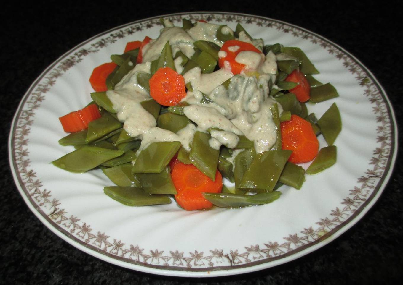 Ensalada templada de judías verdes con salsa de semillas - veggie